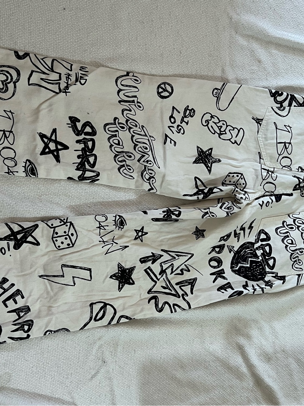 New Very Unique Women’s Size 28 Forever 21 Black and White Graffiti Denim Jeans